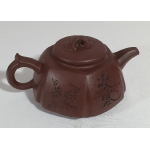 Mooi bewerkt Yixing trekpotje, gemerkt